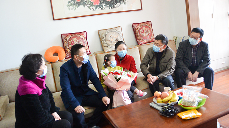 1583117350266409.jpg 卫健康委领导慰问?ji)院抗疫L人员家属Q网?Q?jpg