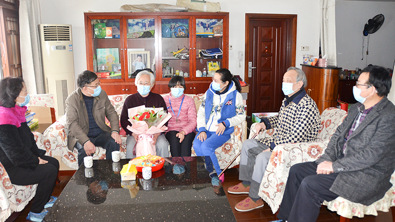 1583117438790622.jpg 卫生健康委领导慰问市?ji)院抗疫L人员家属Q网站).jpg